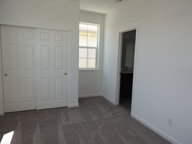 Building Photo - Beautiful Home in Roseville