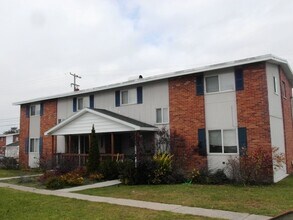 Building Photo - 3 Bedroom, 1.5 Bath, Townhouse in Oscoda v...