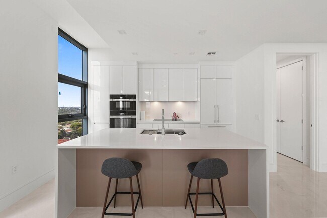 Building Photo - 220 Lake Shore Dr