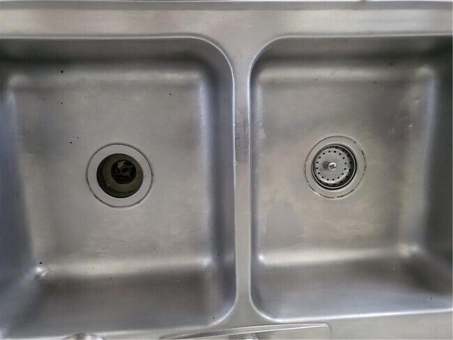 Building Photo - 1916 Claire Ave