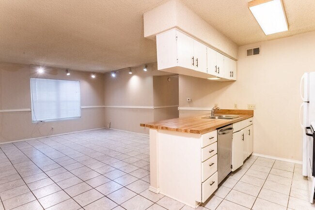 Building Photo - Pointe Condos #56