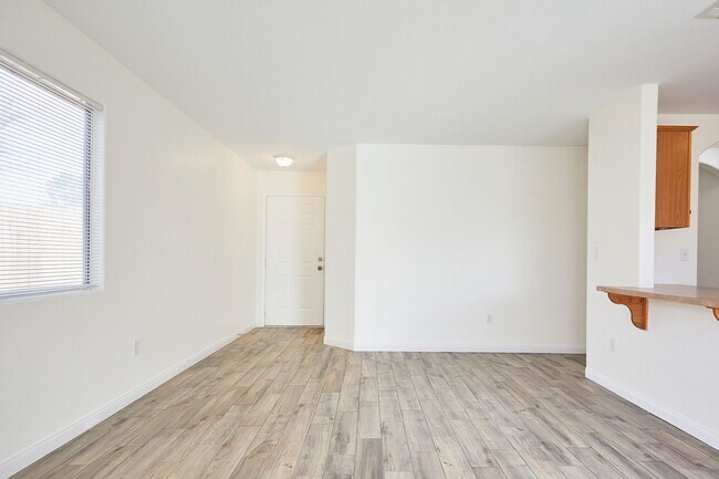 Building Photo - 3 BEDROOM BARSTOW HOME