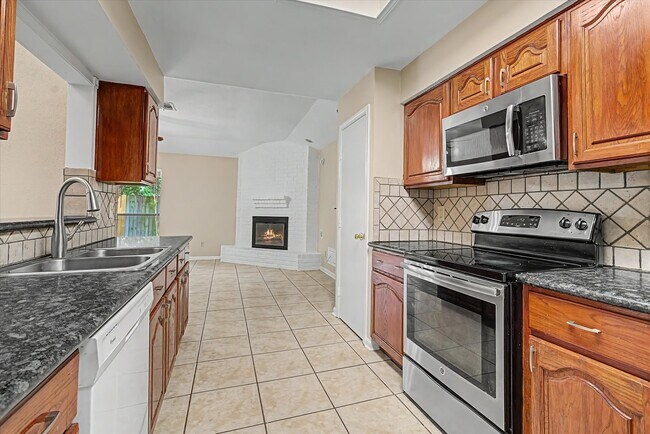 Building Photo - 7315 Foxside Ln