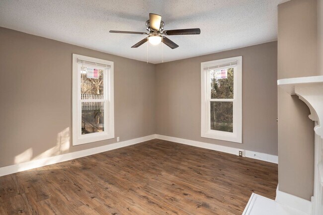 Building Photo - 2 Bedroom Home For Rent Near The Old Train Station!