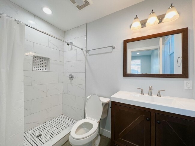 Building Photo - 2641 S Budlong Ave