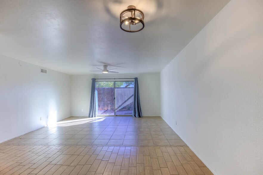 Living room - 982 S Pantano Rd