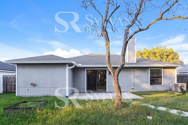 Building Photo - Feel welcome and comfortable in this charm...