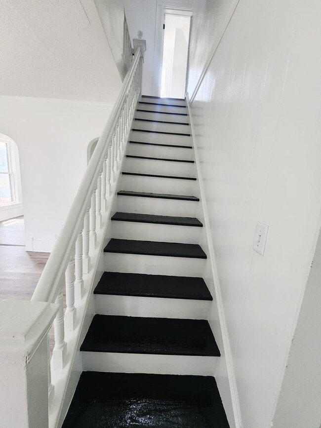 Building Photo - Fully Remodeled 5BR Home with 3-Car Garage...
