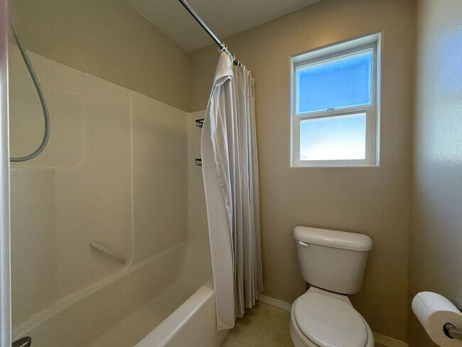 Building Photo - 5042 NE Schoeler Cir