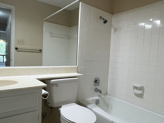 Building Photo - Wonderful 2/2 in Perfect Far West Location