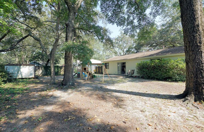 Building Photo - Central Niceville Location