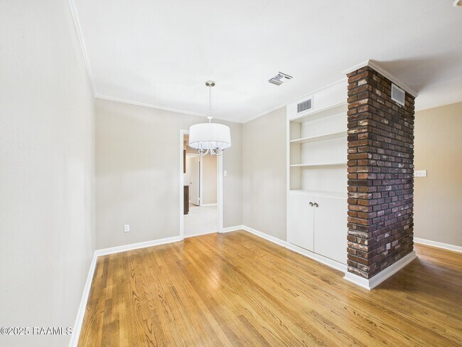 Building Photo - 216 Brentwood Blvd