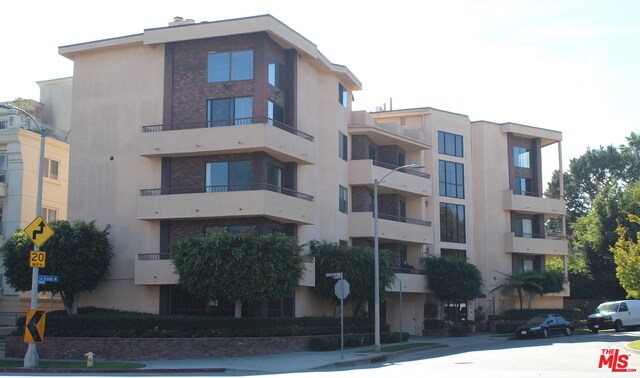 Building Photo - 10400 La Grange Ave