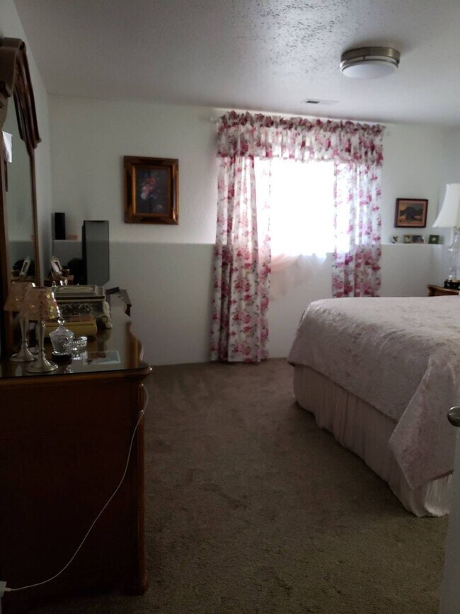 Building Photo - Lovely and spacious 5 bedroom 3 bath Post ...