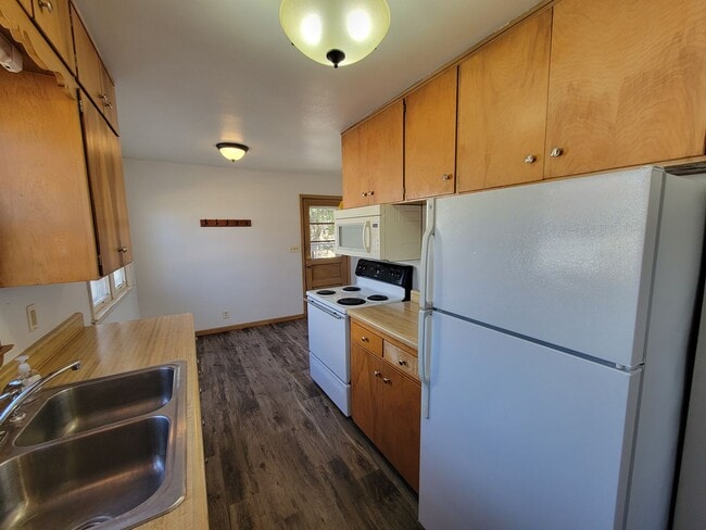 Building Photo - 3 Bedroom House with Large Garage