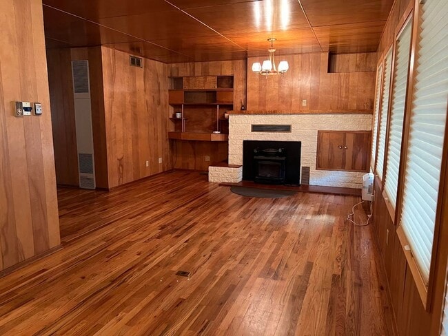 Building Photo - Great spacious 3-bedroom residence