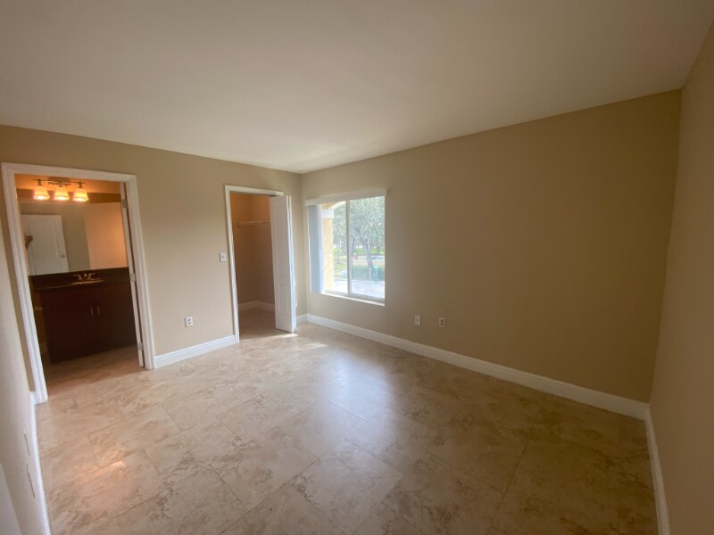 Building Photo - 2460 NW 33rd St