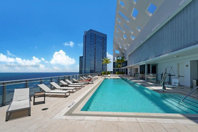 Building Photo - 1300 Brickell Bay Dr