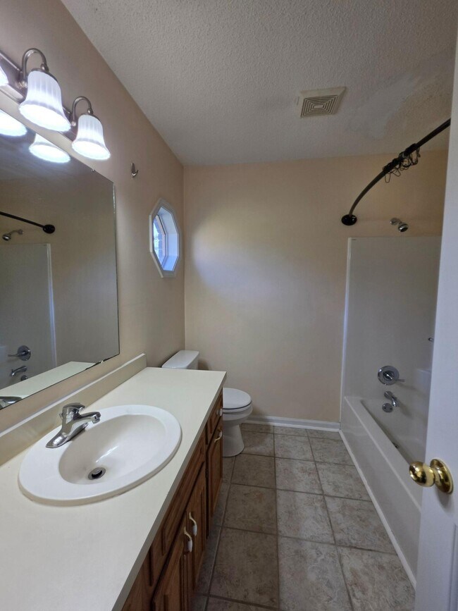 Building Photo - 450 Derek Dr