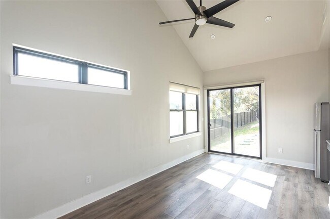 Building Photo - 2802 Lawrence Dr