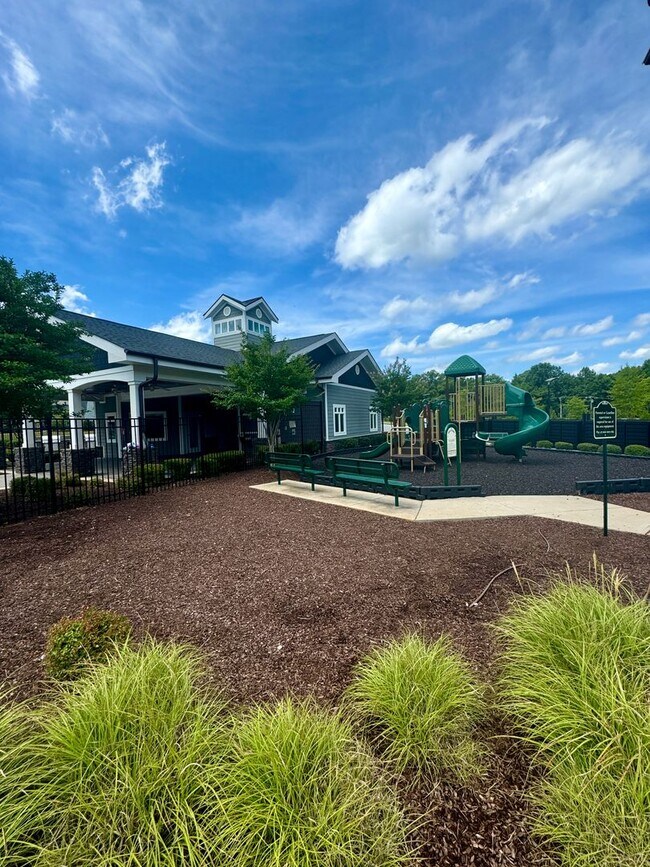 Building Photo - Beautiful 5BR/3BA Home in Holcomb Woods