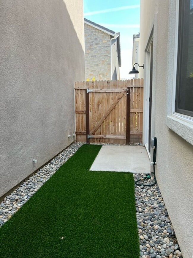 Building Photo - Beautiful Newer 3 Bedrooms 2.5 Baths Home with SOLAR!!!