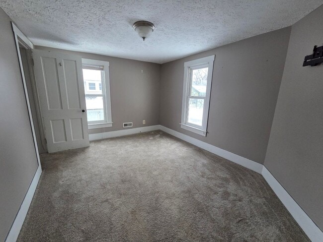 Building Photo - 2 bedroom Single Family