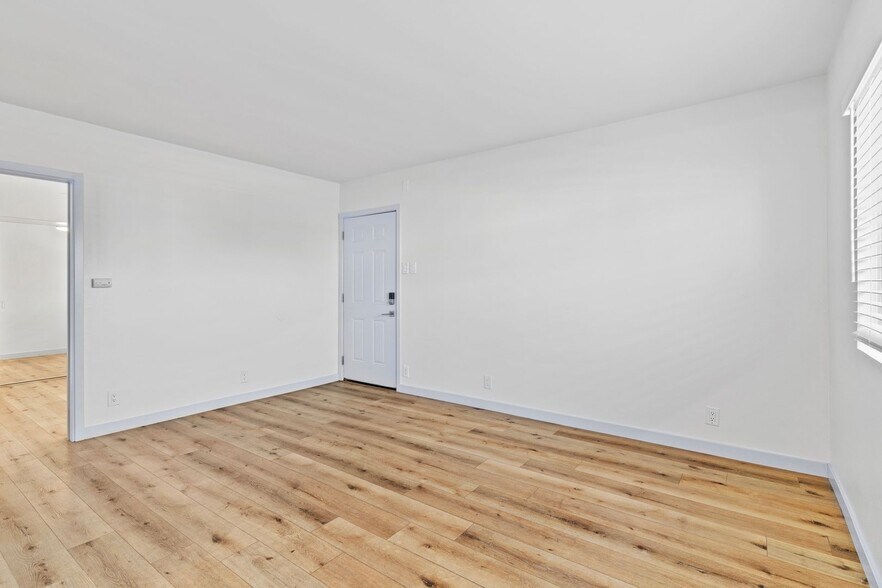 Building Photo - 1078 E 7th St