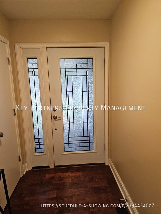 Building Photo - 620 N Sunset Dr