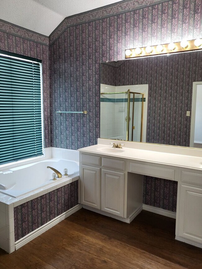 Building Photo - 6411 Clear Pool Dr