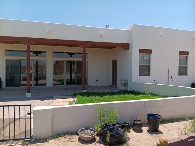 Building Photo - Stunning 5-bedroom, 2.5-bathroom home in R...
