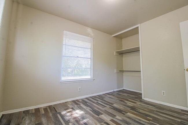 Building Photo - 5822 Branch Valley Dr