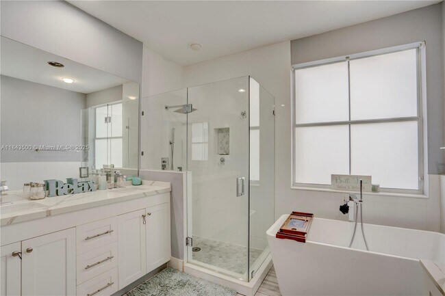 Building Photo - 1364 Harbor View W