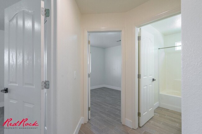 Building Photo - Small Dog Friendly! 3 Bedroom Single-Level...