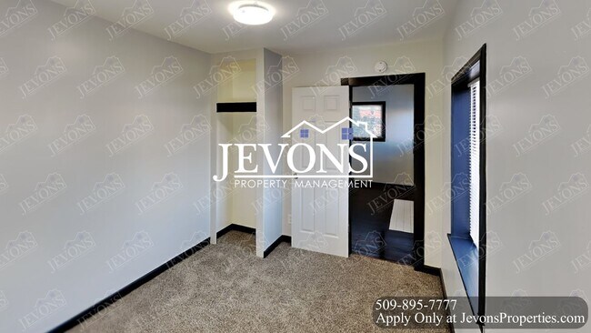 Building Photo - Embrace the cozy charms of this single-family home in Yakima's heart