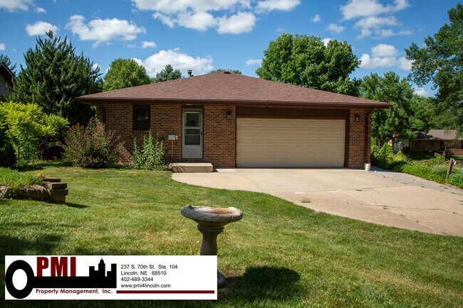 Building Photo - 3 Bedroom and 2 bathroom Colonial Hills Ho...