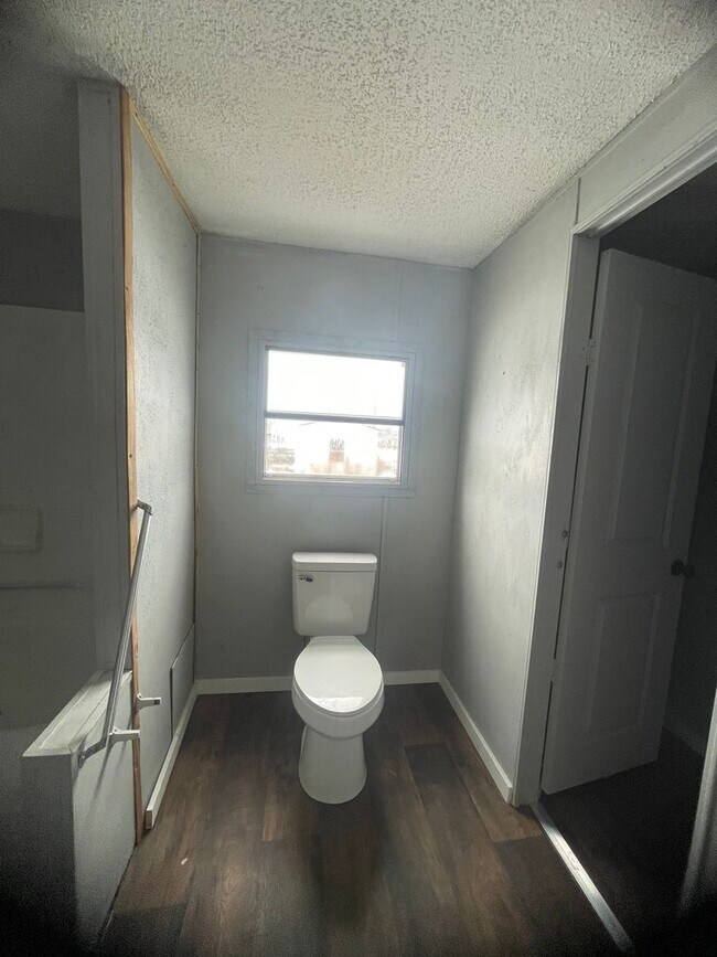 Building Photo - Country living with spacious front and backyard - 3 beds/ 2bath available now