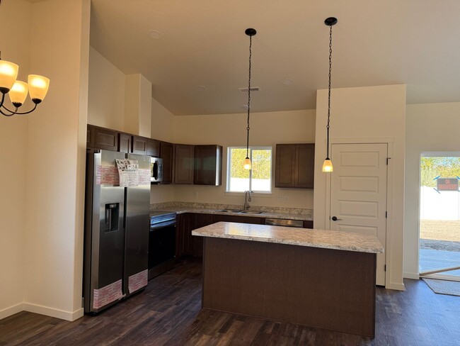 Building Photo - Brand New 4 bedroom, 2 bath, 2 car garage ...