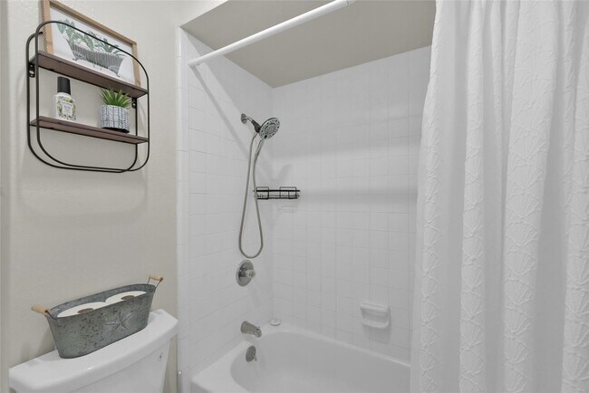 Building Photo - 3900 Aspen Dr