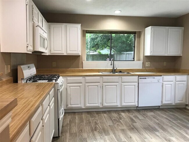 Building Photo - 21311 Meadowhill Dr