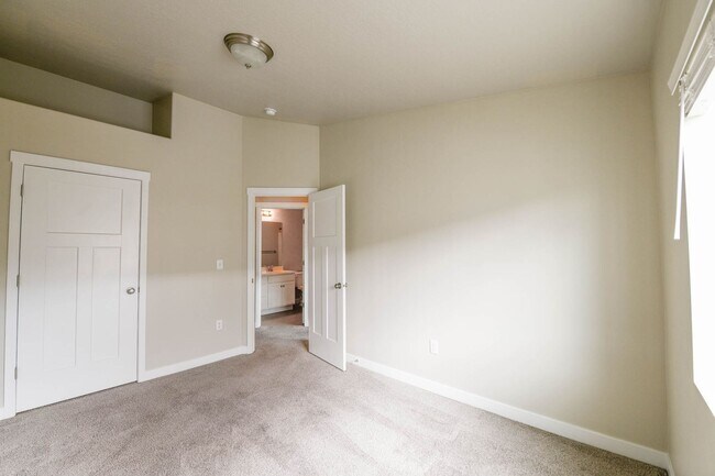 Building Photo - 4 Bed 3.5 Bath Townhome in Bluffdale!!! January Rent Free!!