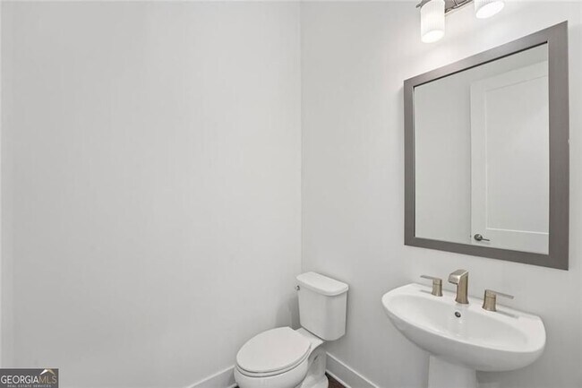 Building Photo - 2815 Medford Dr