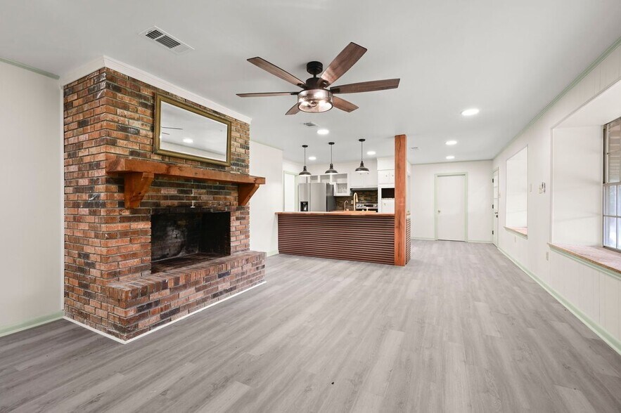 Building Photo - 9556 Fairway Dr