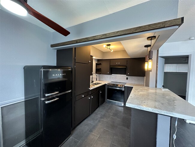 Building Photo - 1906 Binz St