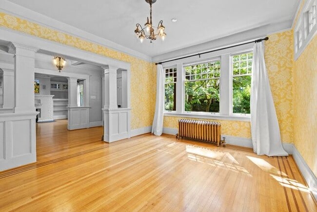 Building Photo - Stunning 1909 Craftsman w/ AC in Coveted C...