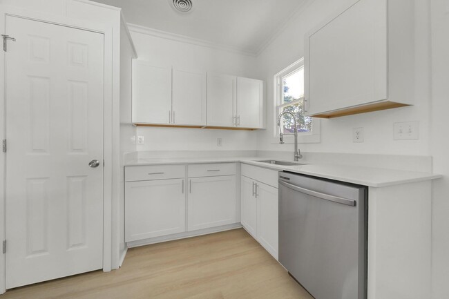 Building Photo - Newly renovated 2 Bedroom 1 bath charming ...