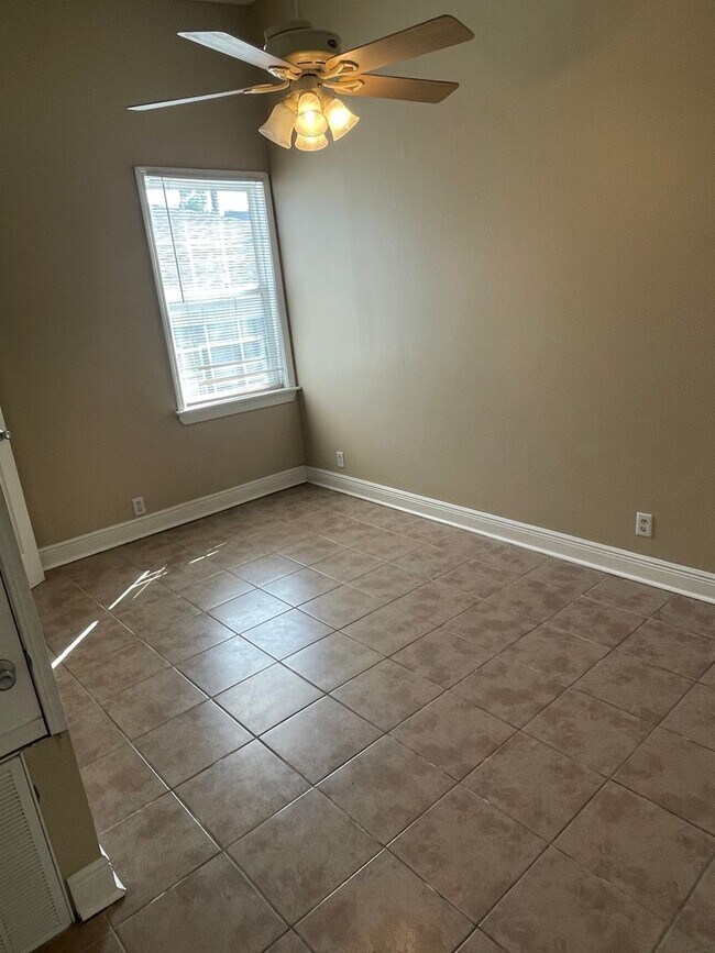 Building Photo - 2BD/1.5BA One Block Off St Charles Ave.