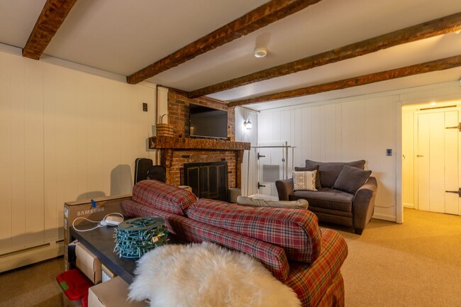 Building Photo - Bright and Beautiful 4 Bedroom Colonial