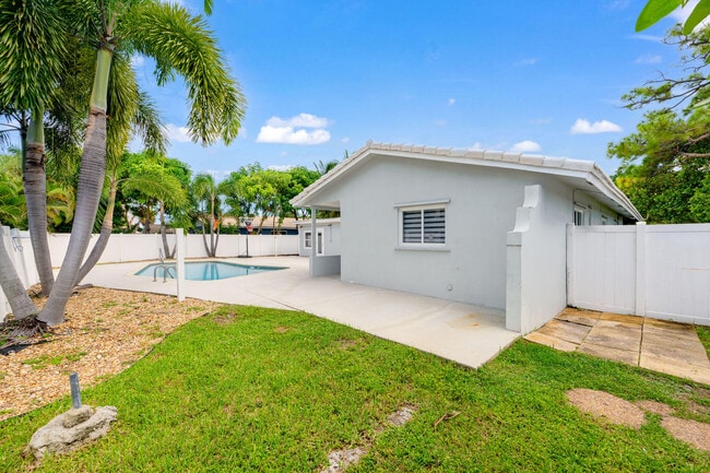 Building Photo - 1571 SW 13th Dr