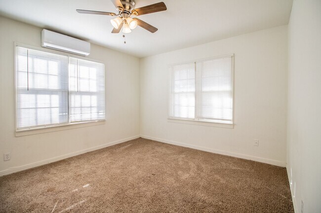 Building Photo - 2 bedroom Now Leasing